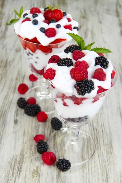 Natural yogurt with fresh berries on wooden background — Stock Photo, Image