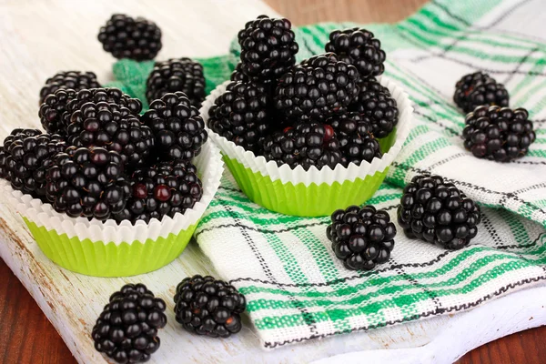 Słodki blackberry na drewnianym stole — Zdjęcie stockowe
