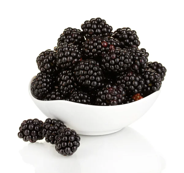 甜黑莓在碗上白色隔离 — 图库照片