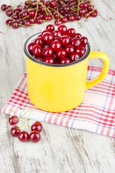 Dolce ciliegia in tazza sul tavolo primo piano — Foto Stock