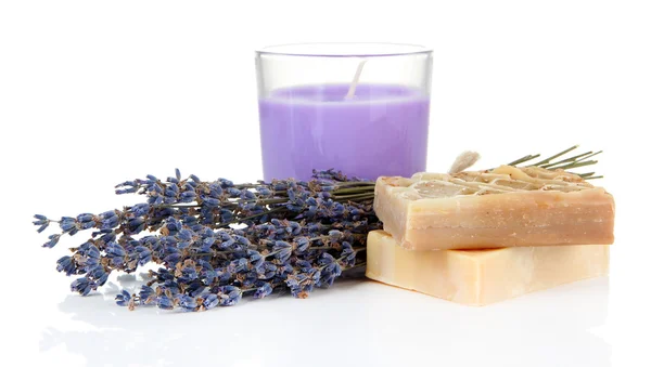 Vela de lavanda com sabão e lavanda fresca, isolada em branco — Fotografia de Stock