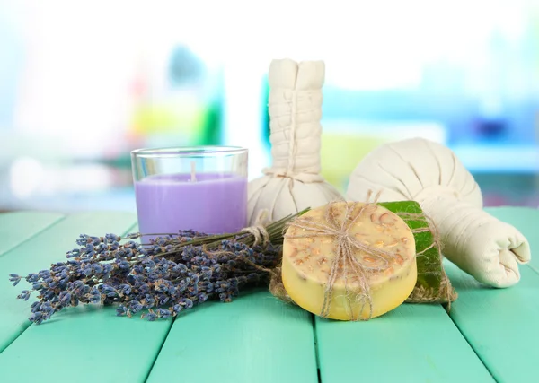 Stilleben med lavendel ljus, tvål, massage bollar, tvål och färsk lavendel, på ljus bakgrund — Stockfoto