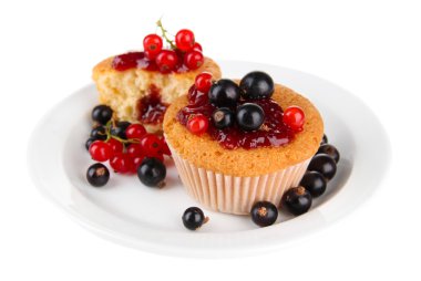 lezzetli muffins beyaz izole çilek ile