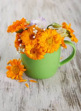 Calendula çiçek Kupası ahşap zemin üzerinde