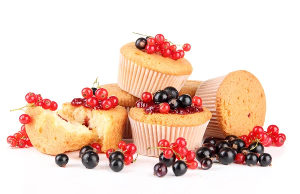 Muffins saborosos com bagas isoladas em branco — Fotografia de Stock