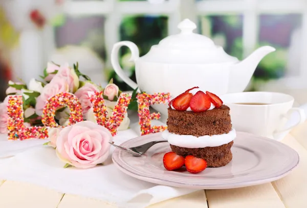 Schokoladenkuchen mit Erdbeere auf Holztisch auf Zimmerhintergrund — Stockfoto