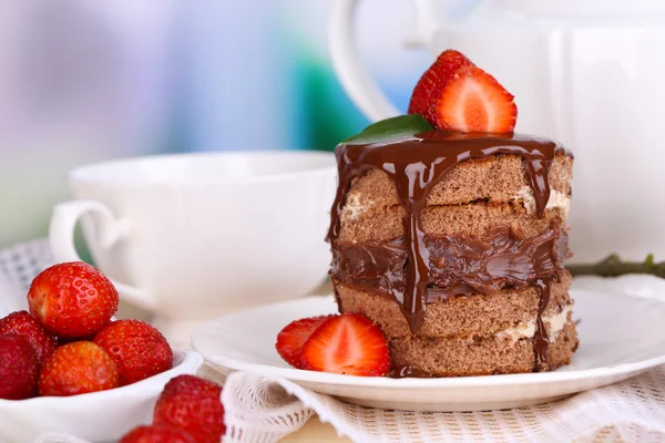 Oda arka plan üzerinde ahşap masa üzerinde çilek ile çikolatalı kek — Stok fotoğraf