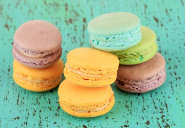 ahşap masa yakın çekim üzerinde macaroons