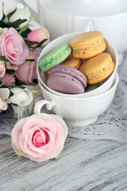 kase üzerinde ahşap masa yakın çekim macaroons