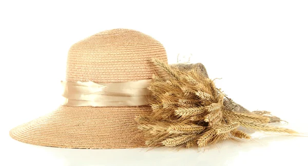 Hermoso sombrero de verano con espiguillas aisladas en blanco — Foto de Stock