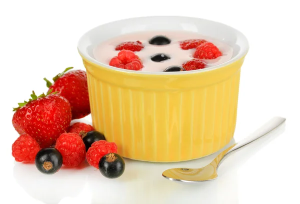 Νόστιμο γιαούρτι με φρούτα που απομονώνονται σε λευκό — Φωτογραφία Αρχείου