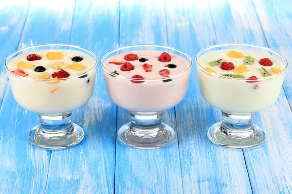 Iogurte delicioso com frutas na mesa close-up — Fotografia de Stock