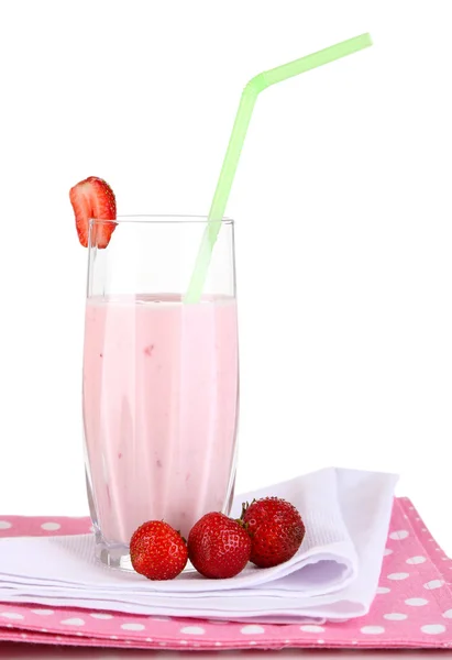 Delicioso batido de leche con fresas aisladas en blanco —  Fotos de Stock