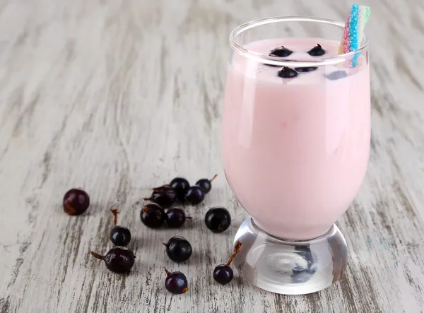 Läcker mjölk shake med blackberry på träbord närbild — Stockfoto