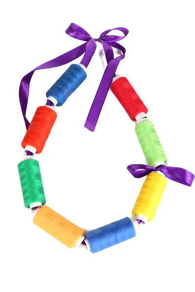 Kolorowych nici na jasne wstążki na białym tle — Zdjęcie stockowe