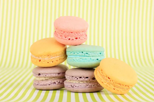 Gentle macaroons on green background — Stock Photo, Image