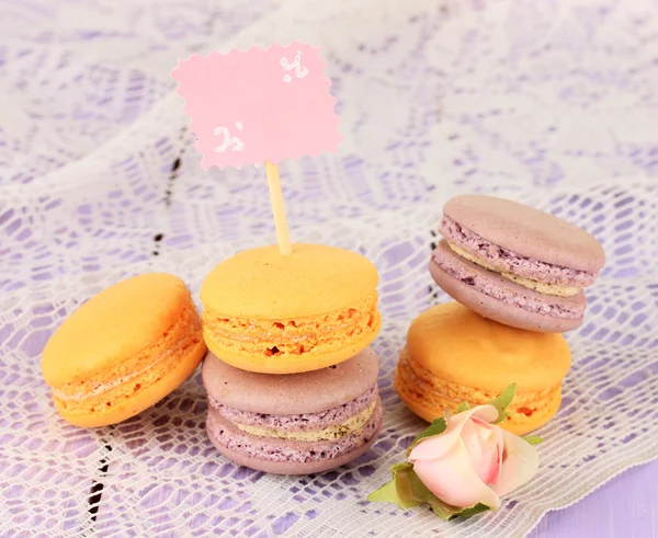 Macarons sur table en bois close-up — Photo