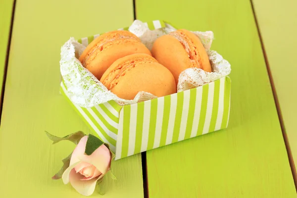 Ahşap masa yakın çekim üzerinde macaroons — Stok fotoğraf