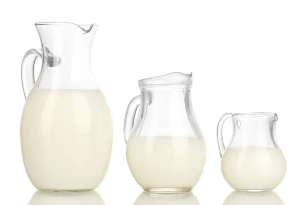 Milch in Krügen isoliert auf weiß — Stockfoto