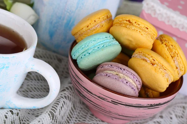 Kase üzerinde ahşap masa yakın çekim macaroons — Stok fotoğraf