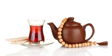 Türk çayı ve üzerinde beyaz izole çaydanlık bardak
