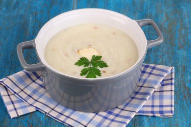 tencerede mavi ahşap masa üzerinde patates püresi