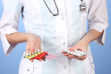 kadın doktor el hapları, renkli arka plan üzerinde tutarak yakın çekim