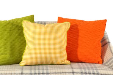 kanepede üstüne beyaz izole renkli yastıklar