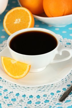 güzel beyaz yemek servisi ile portakal mavi masa örtüsü yakın çekim üzerinde