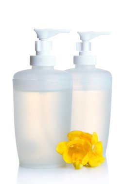 şişeleri üzerinde beyaz izole sıvı sabun ile