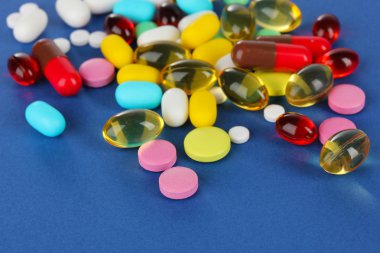 hap, Tablet ve kapsüller mavi zemin üzerine ürün çeşitliliği