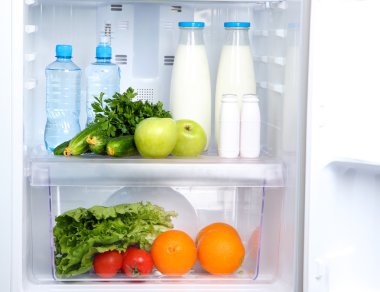 jonge vrouw dragen keuken schort met pan, geïsoleerd op wit