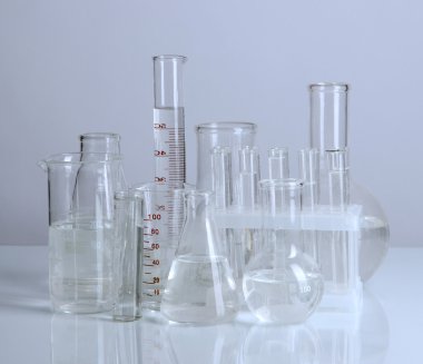 gri arka plan üzerinde test tüpleri