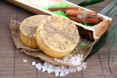 el yapımı Sabun ve deniz tuzu gri bambu hasır üzerinde