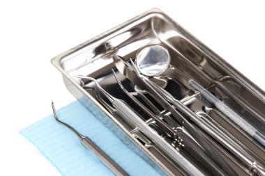diş hekimi araçları üzerinde beyaz izole