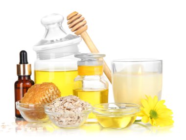 yağlar ve üzerinde beyaz izole bal kokulu bal spa