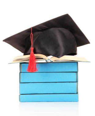 grad şapka ile üzerine beyaz izole kitap