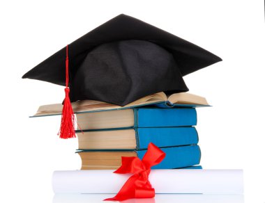 grad şapka ile diploma ve üzerinde beyaz izole kitap
