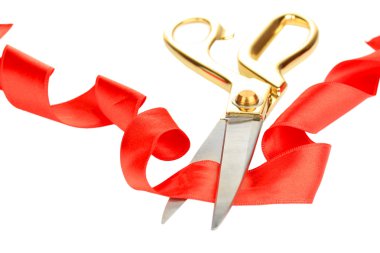 saten kurdele üzerine beyaz izole makas etrafında kıvrık