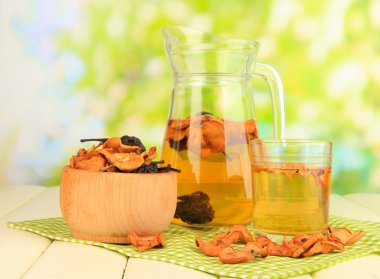 karışık kuru meyve kase ve doğal zemin üzerine ahşap masa üzerinde kurutulmuş meyve kompostosu