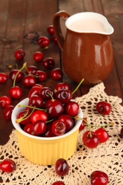 ahşap masa yakın çekim ıslak zeminde kırmızı kiraz meyveleri olgunlaşmış