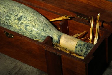 eski şişe şarap ahşap kutusunda, koyu kahverengi zemin