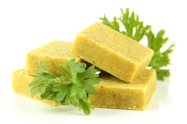 Bouillon küp üzerinde beyaz izole maydanoz ile