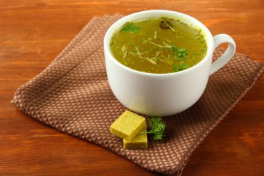 bouillon küp ahşap zemin ile çorba fincan