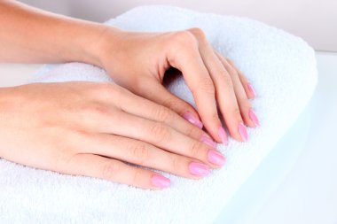 salonda Manikür yapıyor kadın