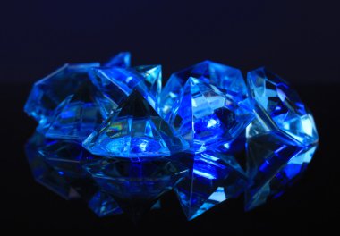 koyu renk arka plan üzerinde elmas