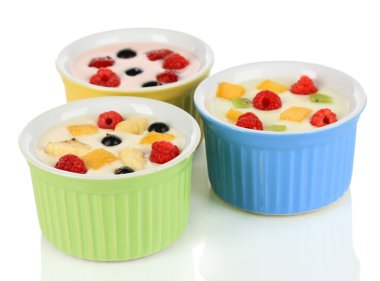 Beyaz izole meyve lezzetli yoğurt