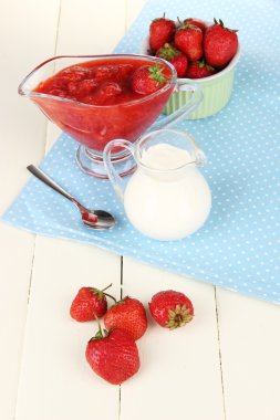 peçeteye renk ahşap arka plan üzerinde ev yapımı çilek reçeli