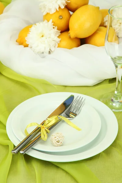 Hermoso escenario de mesa de vacaciones con limones, de cerca —  Fotos de Stock