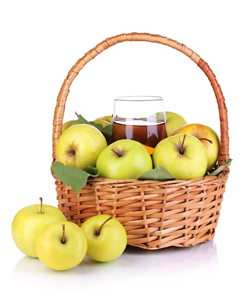 Jugo de manzana útil con manzanas alrededor en cesta aislada en blanco — Foto de Stock